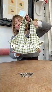 DIY pie carrier using a pillow case! #diy #sewing #handmadegifts #gifts #christmas #giftideas