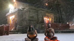 Snowfall in minus 10 degree temperature at 3:00am in Kedarnath Dham.Engaged in meditation and penance of Lord Bhole Shankar. ಒಂದುಕಡೆ ಮೈನಸ್ 10 ಕನಿಷ್ಠ ತಾಪಮಾನ,ಮತ್ತೊಂದಡೆ ಹಿಮಪಾತದ ಅಭಿಷೇಕ ಇದರ ಮದ್ಯದಲ್ಲಿ ಹಿಮವತ್ಕೇದಾರನಾಥ ಮಹಾದೇವನ ಪದತಲದಲ್ಲಿ ಧ್ಯಾನ ಸಾಧನೆ ಮಾಡುವುದೇ ಪುಣ್ಯ. | Shwaasa Guru