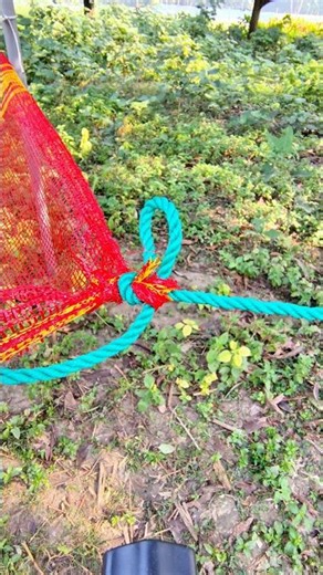 OMG genius!! strong, reliable and practical Tarp knot!!