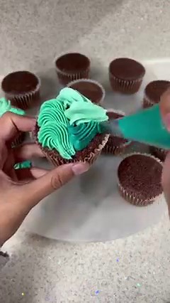 Des cupcakes bleus 🤩🤩🤩 . . . . . . . . Envoyez-nous un message privé pour être accrédité | The Cake Artists