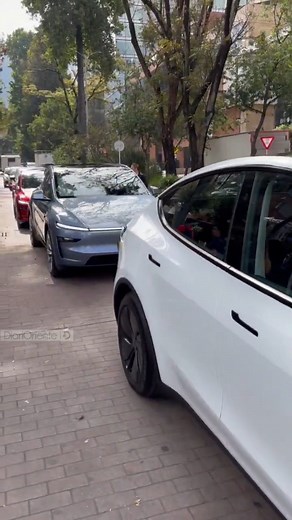 #EsNoticia ¦ Tesla aterrizó oficialmente en Colombia este jueves, convirtiendo al país en su mercado número 50 en el mundo y el segundo en Sudamérica. La compañía presentó sus primeros vehículos para el mercado nacional, entre ellos el Model 3 y el Model Y, que llegan en sus versiones de entrada con precios desde $110 y $119 millones, respectivamente. Estos valores no solo llamaron la atención, sino que podrían sacudir el mercado automotor, pues una SUV totalmente eléctrica termina costando meno