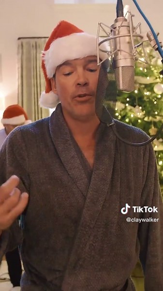 Getting into the holiday spirit with one of my favorite Christmas songs 🎄 #holidaymusic #happyholidays #countrymusic #frosty #frostythesnowman