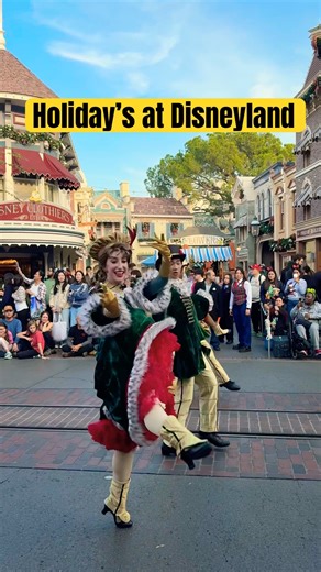BEST Holiday parade is at Disneyland Park #disneyland #disneyresort #christmasparade