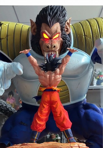 Vegeta vs Goku Great Ape Statue Showdown