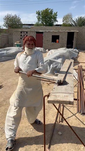 Skilled old man steel bending #shortvideo #weldingshorts #weldingtricks #stickweldingtricks #ideas