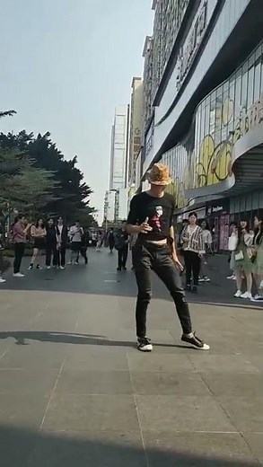 #107 The amazing moonwalk of the black-clad street dancer街边黑衣舞王的惊艳太空步2