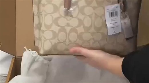 Gentleman系列手袋轻盈耐用，多隔层设计收纳有序，通勤约会皆宜，实用又显品味。