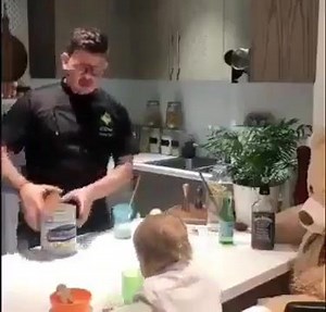 4.5M views · 114K reactions | Cuando eres barman y te toca preparar el biberón  El resultado es adorable!! 朗  WhatsApp: 818 01 01 95 7  Radio On Line: www.lasabrosita.fm | La Sabrosita 95.7 | Facebook