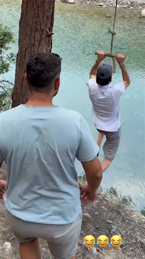 Daily Fun on Instagram: "台灣利用壓電瓷磚將腳步轉化為電能，這些瓷磚捕捉來自你腳步的動能。當你行走時，你的重量和動作會對瓷磚產生壓力。瓷磚會輕微彎曲，從而產生機械應力。瓷磚內部的壓電材料將這種應力轉化為電能。每一步都會產生少量電荷。而數百步結合在一起就能產生足夠的電力驅動LED燈、數字顯示屏和傳感器。 在像台北車站這樣繁忙的地方，每天大約有240萬個腳步為這一系統作出貢獻。這些電能可以被儲存或立即適應，從而減少對傳統電力來源的依賴，並支持可持續的城市基礎設施。這種方法將日常運動轉化為實用的可再生能源#熱門 #台灣 #知識 #科技 #科普 推薦"