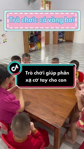 Trò chơi cá vàng bơi sẽ giúp con linh hoạt các cơ tay và tập trung chú ý làm cho đúng với với lời bài đọc nữa nè. Ba mẹ lưu về chơi cùng con nhé #hocbangtrainghiem #daycon #mamnon #mevabeyeu #xuhuong #trending #viraltiktokvideo #luong_minh_hoa