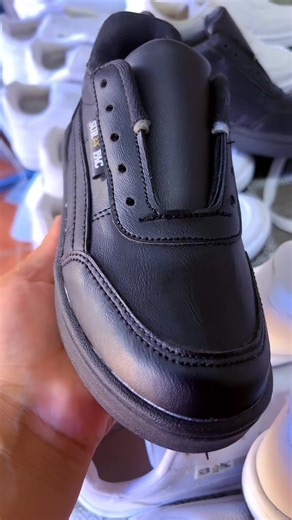 Arrancamos con la preventa de escolares, ideal para asegurarte stock y precio antes de la temporada. La condición es docena blanca docena oscuro a $11.000 el par, con cupos limitados. Entrega el 9 de febrero. #calzadosescolares #VentaMayorista #NegocioPropio #CalzadosPorMayor Si querés, te reservo el pedido 💛