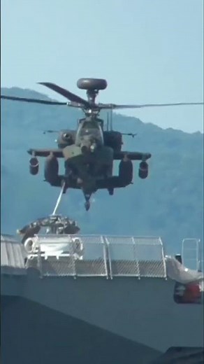 AH-64D Apache Longbow landed on helicopter-equipped destroyer Hyuga!! At Hososhima Port, Hyuga City.