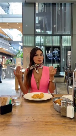 Table manners. Etiquette 101 with @caterinavalentino 💃➕🎥 Save and share ♥️♥️♥️ | The Spraytan Guru