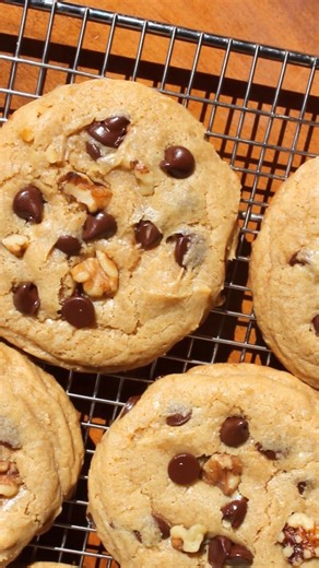 3.6K views · 47 reactions | ⬇️ Recipe below!  Maple Syrup Chocolate Chip Cookies are chewy cookies with crisp edges. They are made with sweet maple syrup!  Recipe here - https://taffeybakery.com/maple-syrup-chocolate-chip-cookies/ or comment the word RECIPE and I’ll send it directly to your inbox! | Taffey Bakery | Facebook