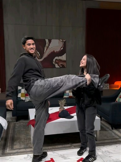 The real gantungan kunci & gapura kabupaten, Ukuran adila mini banget disamping kaki Trian 😭 #bericintawaktu #yesayaabraham #zaraadhisty #fyp #viral