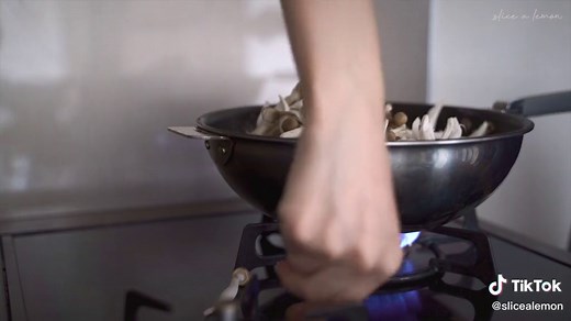 ハヤシライス、カレーより好きかも…🍛#食欲の秋#きのこのハヤシライス#ハヤシライス#tiktokグルメ#tiktokグルメ食事ログ#おうちごはん#youtubeも見てね