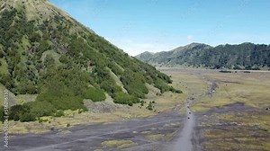 Vue aérienne par drone dla route dans la caldera poussiéreuse près du magnifique Mont Bromo à l'Est de Java, en Indonésie. Stock Video