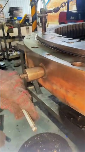 Turntable repair, remove the plug, remove the old steel ball isolation block #excavator