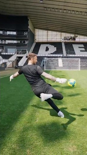 SIDE VOLLEY Crossbar Challenge! 🤯 #goalkeeper #goalkeepertraining