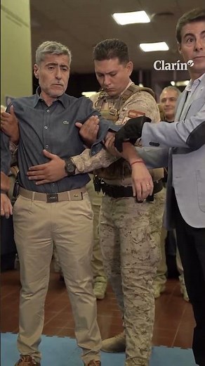 El ministro de seguridad cordobés probó un nuevo dispositivo policial y recibió una dura descarga