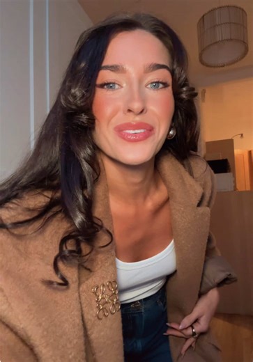 New Year’s Day outfit heading to see my brother play a gig shortly styled my favourite jeans & an old blazer. 🥹🤎 #JeansForWomen #OversizedBlazer #JeansAndANiceTop #HighwaistedJeans