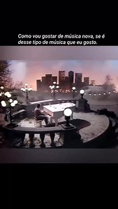 A música “Against All Odds (Take a Look at Me Now)”, lançada em 1984 por Phil Collins, é uma das suas canções mais icônicas e emocionantes. 🎶 Ela foi composta para a trilha sonora do filme Against All Odds e rapidamente se tornou um grande sucesso mundial, chegando ao 1º lugar na Billboard Hot 100. 👉 O tema central é a dor da perda e da separação amorosa. Phil canta sobre estar vulnerável diante de um relacionamento que terminou, reconhecendo que as chances de reconciliação são pequenas (“agai