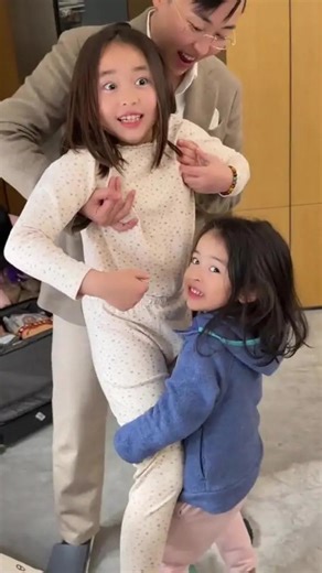 叶海洋 Gavin on Instagram: "小时候想抱你的愿望，多年后，被你用同样的爱实现。妈妈抱着你们，就像接住了时光的馈赠。#叶海洋 @wuwei_88 @gavinfamily88 @yehaiyang_hatti @dorisgavin88 @owenolsengavin"