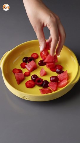 Salade de fruits rouges: fraise, framboise, cerise et pastèque, parfaite pour l'été!