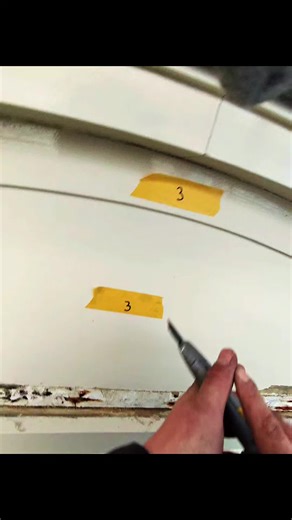 Vandaag gestart met de mooie dakkapellen! Vol enthousiasme zijn we begonnen aan dit project. Tijdens de werk zaamheden hebben we echter een te hoog vochtgehalte gemeten in de dakkapellen. Na verder onderzoek kwamen we erachter dat er achter de aftimmeringen sprake was van houtrot. Dit soort verborgen gebreken kom je helaas pas tegen wanneer je het werk echt openmaakt. f Geen probleem voor ons - we pakken dit grondig aan en zorgen dat alles weer stevig, droog en toekomstbestendig wordt opgebouwd.