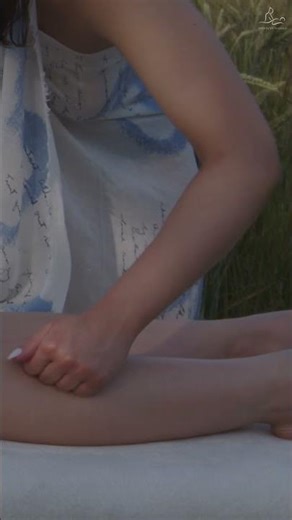 🌼 Jessica proposant un soin apaisant des jambes | ASMR doux 🦶🌿