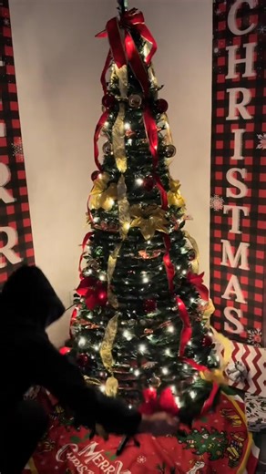 🎄Tired of complicated tree setups and tangled lights? Our artificial Christmas tree is designed for effortless elegance and magical moments.✨ | Ancircular-NC