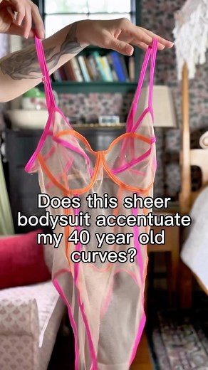 Amanda Wilde on Instagram: "3 Reasons to Follow this 40 y/o mom👇 . . . 1️⃣ Because 🔗 mandyknowsbest.com 2️⃣ Because I’ve got luscious lower lips that kiss back 3️⃣ Because I love a good book and documentary esp. true crime"