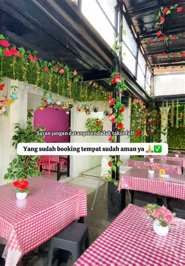 Cara booking tempat di teh ima ✅ 1. Wajib booking terlebih dahulu agar kebagian tempat, lebih baik dari jauh jauh hari 2. Chat admin keterangan booking untuk berapa orang 3. Kirim list pesanan (menu) ❌Saran jangan mendadak ya kalo mau bukber, takut full 🙏 ✅yang mau take away boleh datang langsung atau pesan lewat admin 🙏 ✅pesan online, kirimkan list pesenan, cantumkan atas nama dan jam pengambilan lewat admin Melalui wawa, pengambilan lewat gosend ❤️ ✅Kami buka di bulan ramadan ( selasa sampai