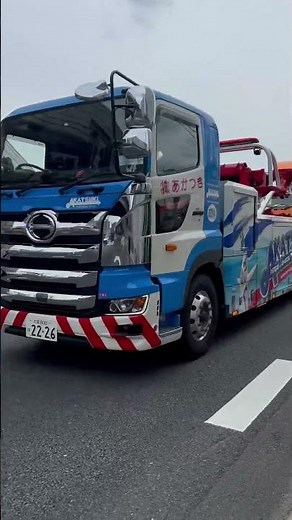 大型トラック牽引車まるでダブル連結トレーラーやなあ😆