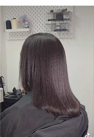 Ever wondered what goes into a perfect weave with leave-out? Here’s the full rundown: 1️⃣ Prep the natural hair for a smooth base 2️⃣ Section and secure the leave-out 3️⃣ Install the wefts carefully 4️⃣ Blend the leave-out seamlessly for that natural finish 5️⃣ Style and finish for the flawless look If this is something you’ve been wanting to learn… now is your chance. Whether you want to level up your skills, start offering premium services, or just master your craft we’ve got a course designed