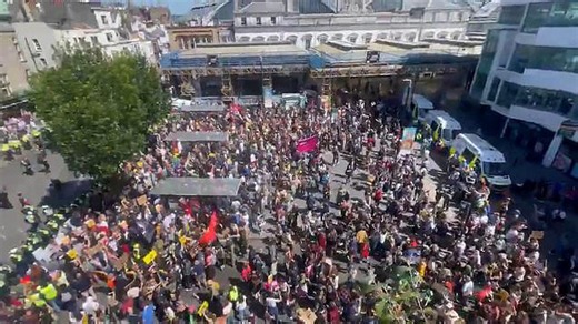 Thousands gather in Brighton for marches for and against migration