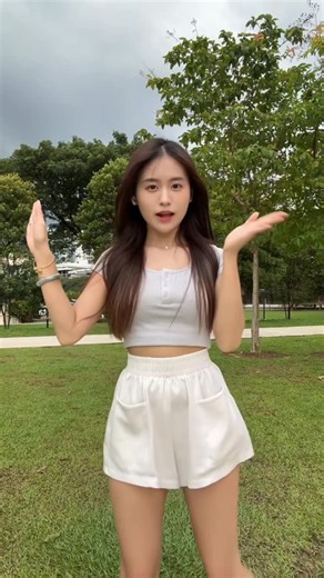 Jia Ying on Instagram: "这个我最近每天都在用 Bio-essence Bio-Water B5系列🤓 水感凝胶，很清爽，一抹就吸收，脸不会黏黏的😋有 B5 和玻尿酸，保湿力很好，敏感肌用也能放心用～ 而且用完不用急着丢罐子，有 refill 包可以补充，小小的环保举动一起爱护🌍 @bioessence_my #Bioessencemy #BioWater #preventskinsensitivitybeforeitbegins #feelhydrated #instantsoothing"