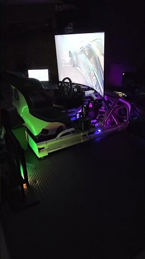 WHITE FANATEC CLUBSPORT GT COCKPIT 👀 Lights reflect nicely of the white frame! @FANATEC @CORSAIR
