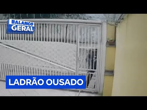 Cameras capture thief using a mop to steal packages in São Paulo.