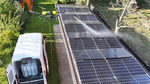 🔧 Mentenanță premium = performanță optimă ☀️ Panourile fotovoltaice nu înseamnă doar instalare. Pentru a funcționa la capacitate maximă, au nevoie de întreținere periodică și spălare profesională – fără substanțe chimice, fără riscuri. 🎥 În acest video, vezi cum tehnologia întâlnește sustenabilitatea: drona noastră curăță rapid, eficient și sigur, fără contact direct și fără a deteriora suprafața panourilor. 🧼 De ce este importantă spălarea panourilor? ✅ Crește randamentul cu până la 20% ✅ Pr