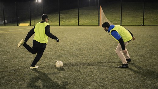 Dribbling skill shocks the defender