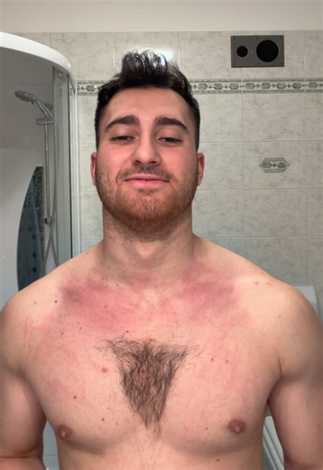Depilazione petto con rasoio virale