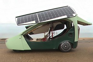 La Scaramobile, un véhicule sans volant, autonome en énergie, équipé de panneaux solaires orientables