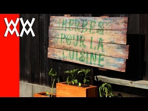 How to make a rustic sign: an easy distressed-look painting technique.