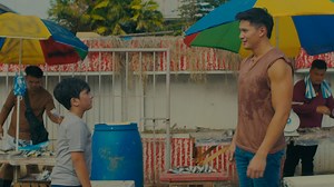 MGA BATA SA MAYNILA, DINUDUKOT NG SINDIKATO!? Isang sindikato na pinamumunuan ni Paquito (Wendell Ramos) ang dumudukot ng mga bata at pipilitin ang mga ito na mamalimos sa kalsada. Isa sa mga biktima, si Butchoy (Nathaniel Enaje). Mailigtas kaya siya ni Lolong (Ruru Madrid)? At anak ni Elsie (Sienna Stevens), mamahalin ni Julio (John Arcilla) pero pagmamalupitan ni Dona (Jean Garcia)?! #Lolong | 8:00 PM GMA Prime | 9:40 PM GTV | GMA Public Affairs