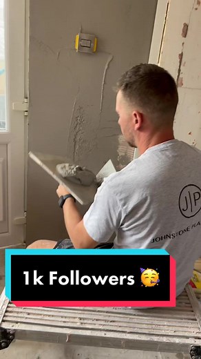 Thank you 1k followers 🙏🏼 Feeling the love ❤️ #johnstoneplastering #plasterer #onthetools #tradesman #spread #bonding #skills #renovation #fypシ