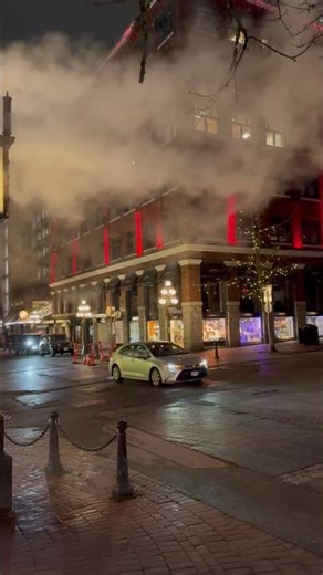 Vancouver Steam Clock in Gastown 🇨🇦 | World’s Famous Whistling Clock #shorts
