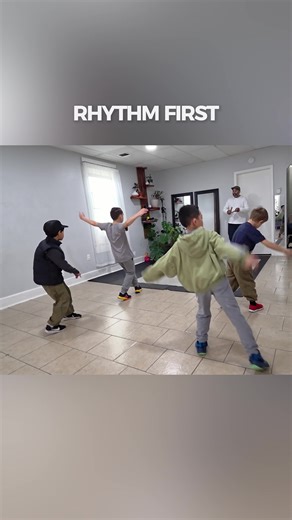 Rhythm comes first. Before steps. Before counts. Before trying to impress. When the body listens, movement organizes itself. That’s where confidence and style actually begin. 📍 Jersey City #rhythmfirst #breaking #toprock #danceeducation #BBGL