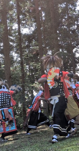 世界の皆さん、見えますか？これは日本の岩手県に伝わる伝統芸能「鬼剣舞（Oni-kenbai）」といいます。鬼の仮面は恐ろしいものではありません。仏を現し、先祖の霊を慰めるための儀式です。（@kitafujineoni）