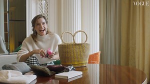 2M views · 10K reactions | Un desodorante vegano, una botella de agua tibia, un libro... No te imaginas TODO lo que hay en el bolso de Emma Watson ✨ | Vogue España | Facebook